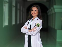 Foto da Dani com o jaleco em sua cerimônia do jaleco na Faculdad