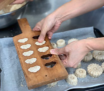 琉球料理伝承人の講師、宮國由紀江先生を沖縄からお招きして、琉球王朝料理の講座を開講します。

沖縄には「クスイムン」という言葉があり、薬になる食べ物を意味します。琉球王朝時代に残された王家の為の食医学書「御膳本草（ぎょぜんほんぞう）」を紐解くと、沖縄の養生食が中国の食療養生思想の影響を大きく受けていることがよくわかります。

この講座では「御膳本草」を通し琉球料理を解説致します。また秋の養生を琉球王朝料理で製作デモンストレーションでご紹介し、受講生のみなさまで簡単な調理体験と試食を致します。

東京の地で琉球王朝料理を学べる貴重な機会です。中医学を取り込んだ琉球王朝料理の歴史と料理を存分に味わっ  てください。
