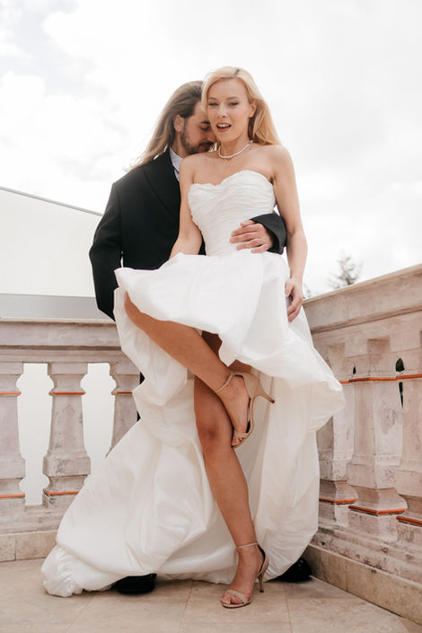 Mireasă purtând o rochie Ivoire Couture cu siluetă minimalistă