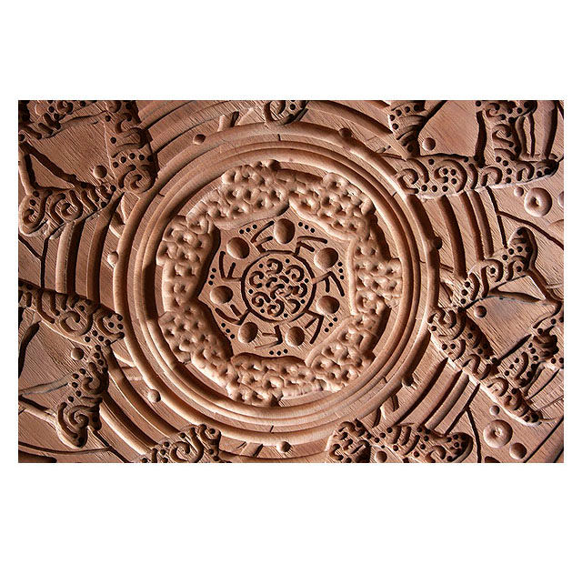Detalhe de mandala em madeira
