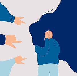 Le harcèlement est défini comme une violence répétée qui peut être de plusieurs formes : verbale, non verbale, écrite, physique ou psychologique.
Ce type de violence vise à affaiblir la personne qui en est la victime et il peut se retrouver dans tous types de milieux, et peut être le fait d'une ou plusieurs personnes envers une ou plusieurs autres.
Pour mieux comprendre à quoi correspondent les différents types de harcèlement, voici quelques exemples de manifestations :
● Verbal : invitation, remarques sur le physique (connotées sexuellement), « confidences » sur la vie sexuelle, « blagues » sexuelles, demandes d’actes sexuels explicites…
● Non verbal : Regards appuyés sur les seins, les fesses, « jeux » de langue, actes sexuels mimés, textos, lettres, mails, photomontages et photos à caractère pornographique…
● Physique : Contacts physiques non désirés (autre que les agressions sexuelles)
● Écrit ou graphique : comprend l’affichage de matériel pornographique, d'images sexuellement explicites, de harcèlement par courrier.
● Psychologique ou émotionnel : comprend des propositions persistantes et des demandes indésirables, des invitations non désirées à sortir à des rendez-vous, des insultes, des railleries et des insinuations à caractère sexuel.
Bien qu’il soit facile de décrire ce qu’est le harcèlement, il n’est pour autant pas facile de bien le discerner, et d’autant plus lorsque cela arrive sur son lieu de travail.
C’est pour cela que nous mettons en avant au sein de Link Intelligence des exemples et cas de harcèlement en entreprise sur des sujets principalement de harcèlement sexuel, pour que vous puissiez mieux comprendre et appréhender ce genre de situation.
Ces cas aident à comprendre les enjeux de la part de l’employeur comme de la personne employée. On comprend aussi comment notre société évolue très rapidement sur ce sujet depuis Metoo# notamment.
Notre métier à travers nos services d’assistance ou de notre application mobile a pour objectif de faire grandir chaque salarié en termes de maturité relationnelle. Les comportements doivent s’adapter pour répondre à l’exigence récente de tolérance zéro.
La nécessité d’apprentissage est indispensable sur les questions de respect de soi et de l’autre dans le contexte de l’entreprise, contexte de relations professionnelles (fort enjeu parfois). Cette aptitude n’est pas innée et ne s’apprend pas à l’école alors que le besoin d’éthique est dorénavant majeur.
Pour des raisons évidentes, les noms des personnes dans les témoignages qui suivent sont modifiés.