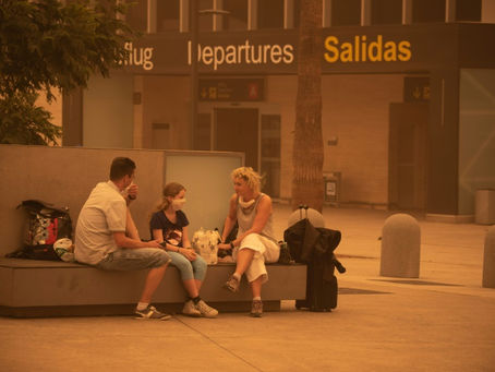 Reabren los aeropuertos de Canarias al amainar la tormenta de arena