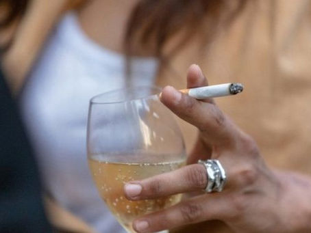 Cáncer: ¿a cuántos cigarrillos equivale una botella de alcohol?