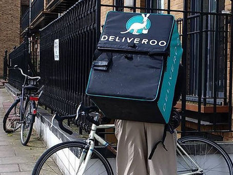 Deliveroo se alía con Repsol y refuerza la entrega a domicilio
