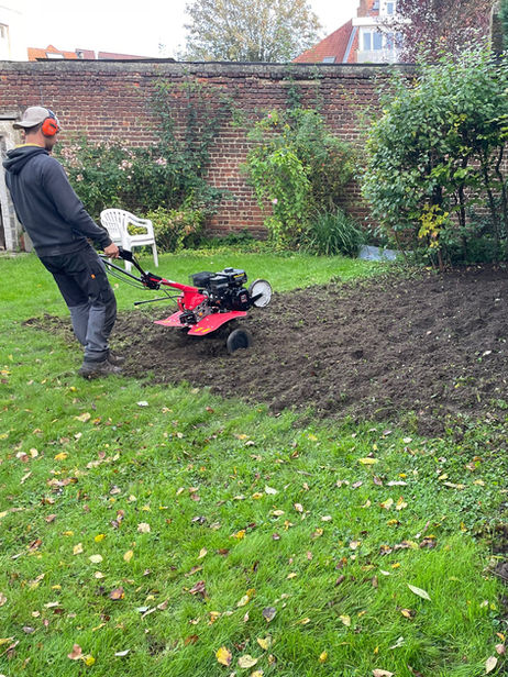 Fraisage du sol et réparation de la pelouse.