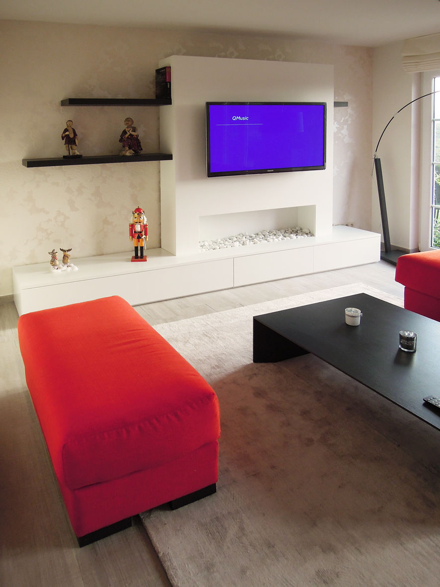 Mobilier sur mesure avec cheminée au gaz intégrée en MDF laqué blanc et étagères murales en placage