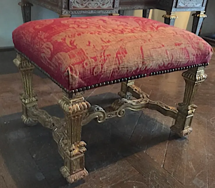 Photo qui représente un tabouret, vers 1680, musée des Arts Décoratifs, Paris
