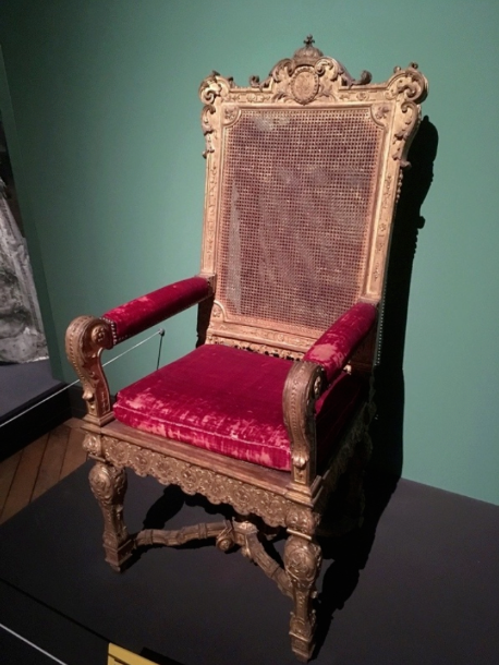 Image qui représente le fauteuil de représentation porte la couronne royale et le chiffre de Louis XIV