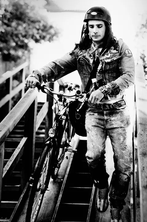 Svartvitt porträtt av Peter Siepen med cykel, editorial livsstilsfotografering Simon Hellsten