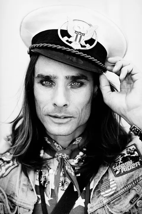 Svartvitt porträtt av Peter Siepen med hatt, editorial och musikfotografi Simon Hellsten