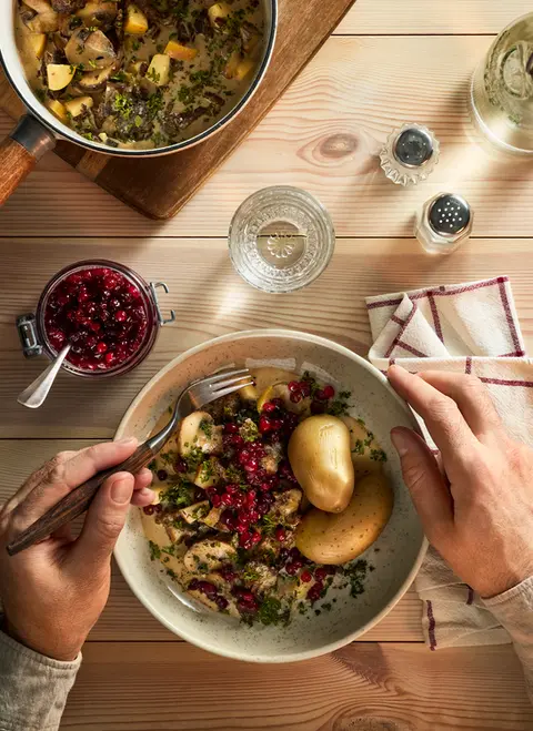 Ovanifrånbild på husmanskost och ingredienser på träbord, matfoto och livsstil. Potatis. Kvantum matmagasin