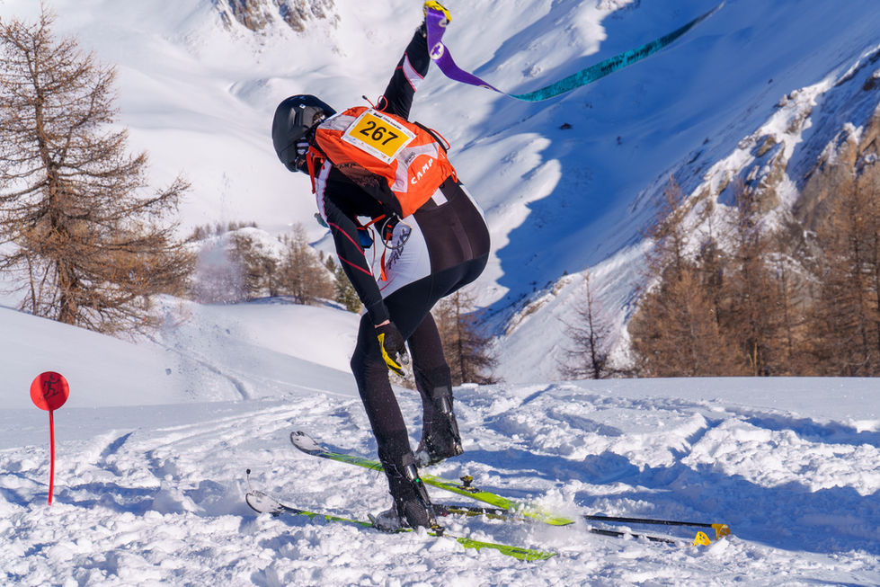 Retrait des peaux à la volée pour un coureur de la course de ski alpinisme du Grand Beal 2023