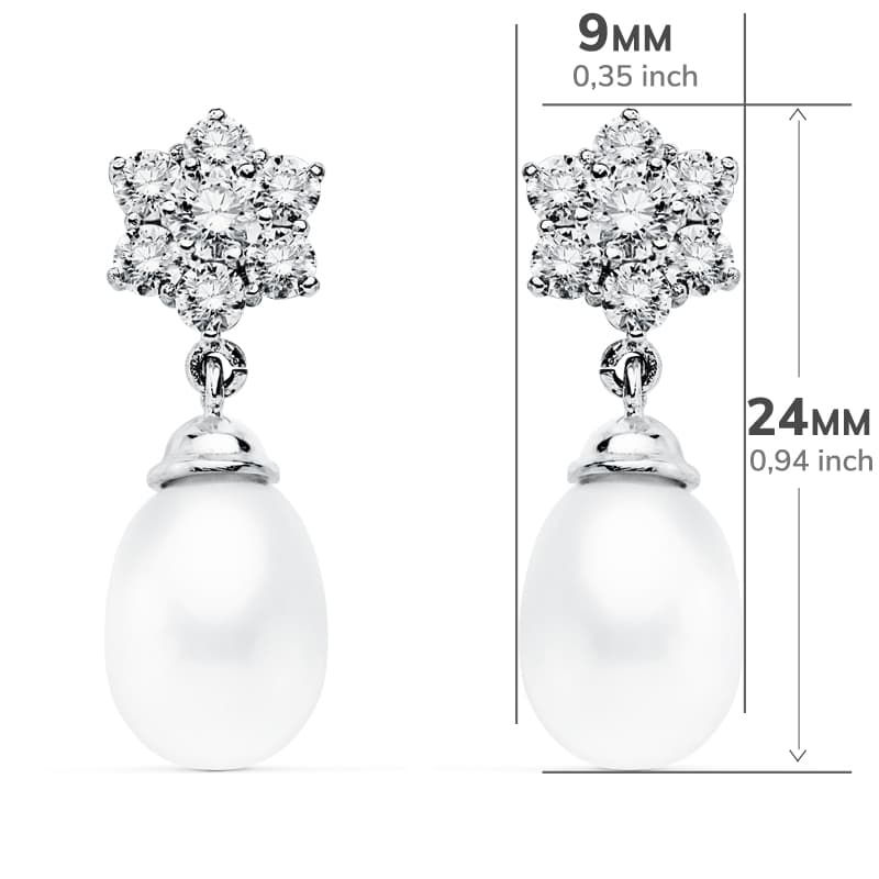 Pendientes de oro blanco 18K con diseño de flor, perlas colgantes y detalles de medidas: 24x9 mm, fondo blanco con dimensione