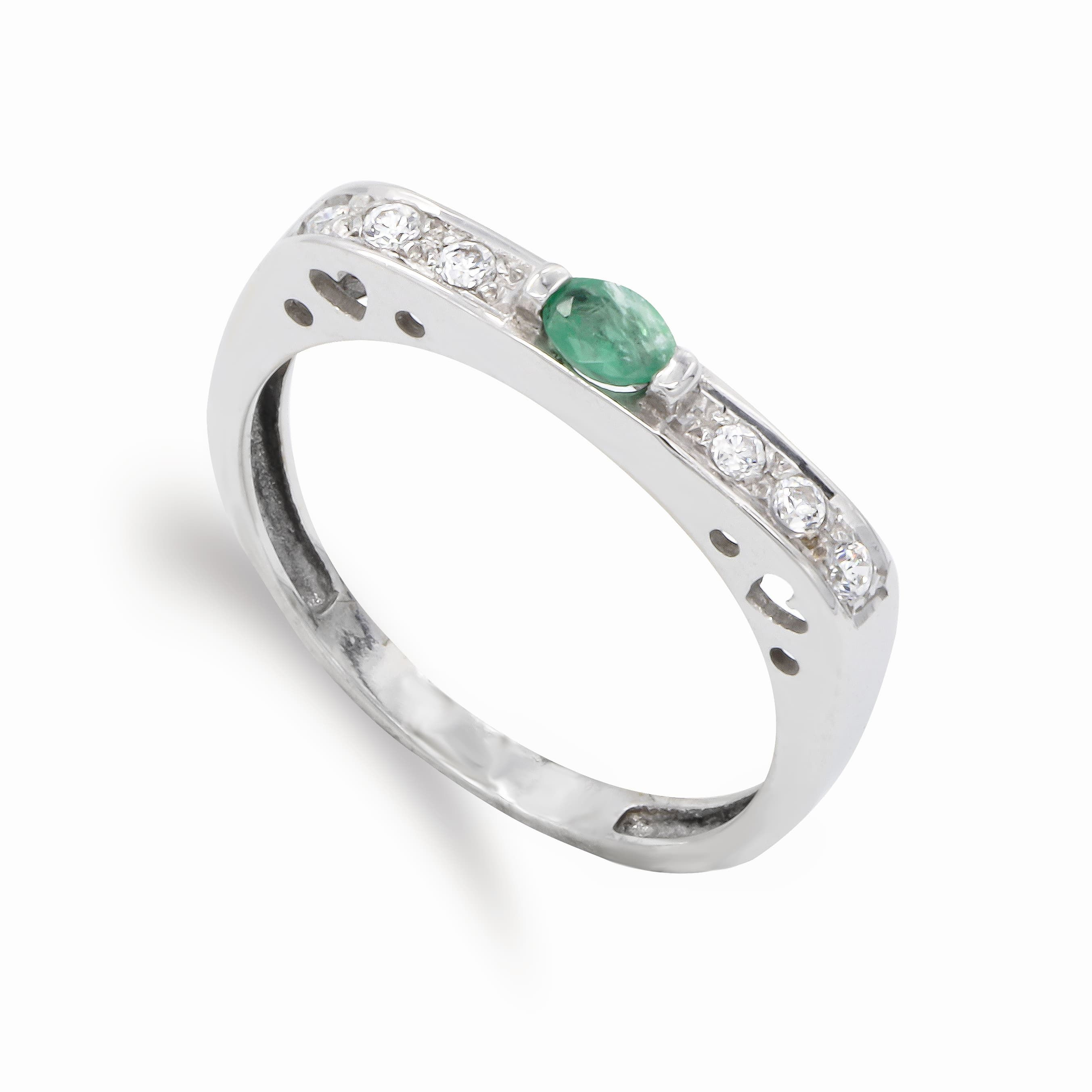 Sortija de oro blanco 18k con una esmeralda de 4,5x3 mm como protagonista, acompañada de brillantes circonitas en un diseño e