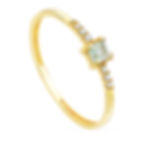 Sortija de oro amarillo 18k con diamantes laterales y una aguamarina cuadrada en el centro.