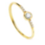 Sortija de oro amarillo con diamante central redondo de 3 mm y seis pequeños diamantes laterales de 1 mm.