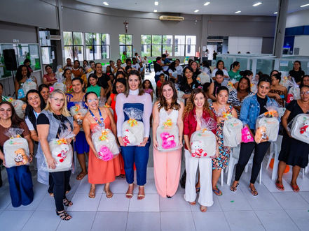 Projeto'Mãe Arapiraquense' beneficia gestantes com 65 enxovais no encerramento do Agosto da Primeira Infância