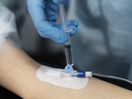 Soroterapia: moda ou tratamento? Especialista explica quando o uso tem indicação e alerta para promessas sem comprovação científica