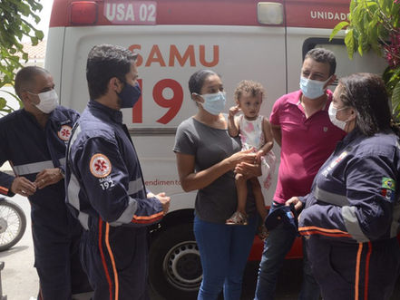 Família reencontra profissionais do Samu que salvaram vida de criança engasgada em Arapiraca