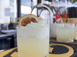 Agrills drink under ginmarschen med citronskum.