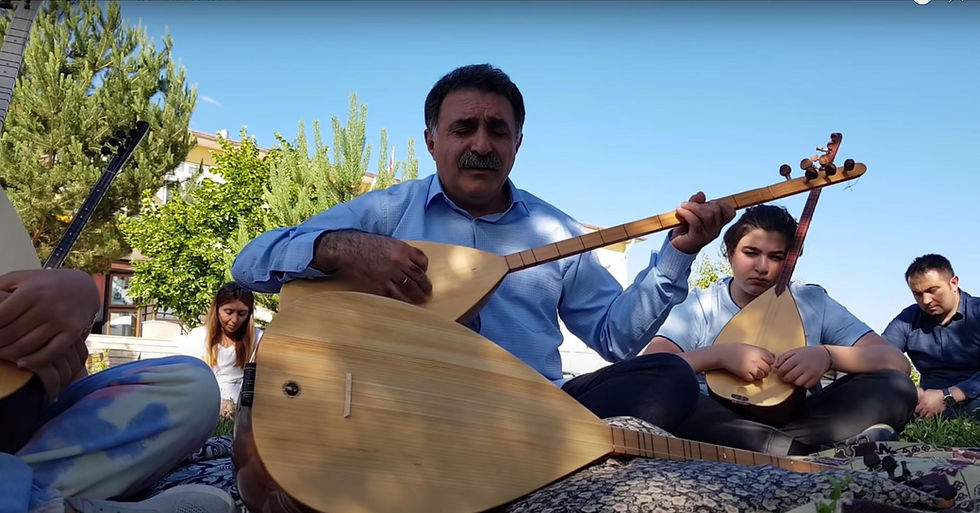 Erdal Erzincan saz çalarken çekilmiş bir fotoğraf.