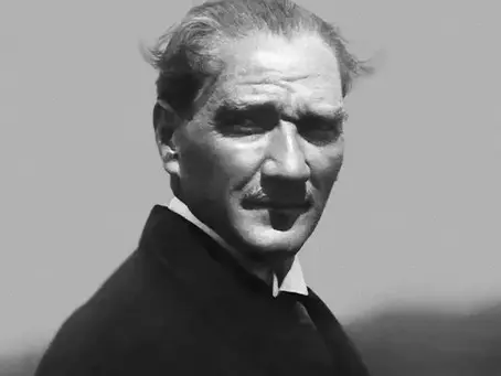 Atatürk'ü anlamak ve anmak zorundayız. Bugün geçmişten günümüze kadar güncelliğini koruyabilen özellikle de bu kadar hızlı değişimlerin, güncelleştirmelerin olduğu bir çağda hala söyledikleriyle, düşündükleriyle ve öğütleriyle bu kadar hızla değişen ve dönüşen dünyada onun dediklerini, bizi uyardığı nasihatlerindeki konuların sorunlarıyla baş ederken buluyoruz kendimizi.