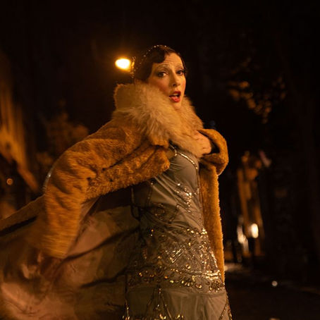 1920’lerin büyülü atmosferinde geçen “Pera’da Bir Lola”oyununu, yaratıcılarının gözünden gördük, onların bakış açısından hikâyeyi dinledik. Neler konuştuğumuzu sizlerle paylaşmak için heyecanlıyız.