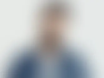 Tarkan Tevetoğlu, Türk pop müziğinde yalnızca bir ses değildir; tamamiyle bir kırılma noktasıdır. 90’ların ortasında müziğe girdiğinde, Türkiye'nin değişim dönemiydi. Şehirler büyüyor, insanlar hızlanıyordu. Tarkan ise bu hızın içine duyguyu, dansın içine ise hüznü yerleştirdi.