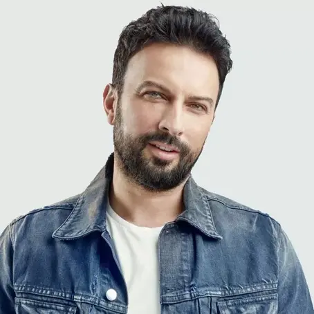 Tarkan Tevetoğlu, Türk pop müziğinde yalnızca bir ses değildir; tamamiyle bir kırılma noktasıdır. 90’ların ortasında müziğe girdiğinde, Türkiye'nin değişim dönemiydi. Şehirler büyüyor, insanlar hızlanıyordu. Tarkan ise bu hızın içine duyguyu, dansın içine ise hüznü yerleştirdi.
