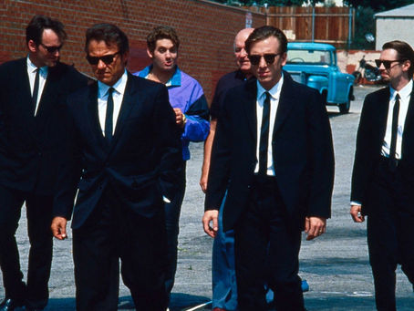 Quentin Tarantino, Amerikan bağımsız sinemasının yükselişte olduğu 1990’ların başlarında ilk uzun metraj filmi olan Reservoir Dogs’u (Rezervuar Köpekleri'ni) çekti. 1992’de çekilen bu çıkış filmi, Amerikan bağımsız sinemasındaki yükselişin salt bir ürünü değil, aynı zamanda bu yükselişi besleyen ve biçimlendiren bir yapımdı.