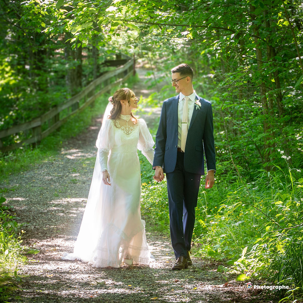 Vue rapprochée d’un appareil photo professionnel prêt à capturer un mariage