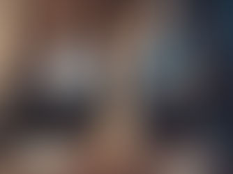 אדם בחיים ובתו מטפלת בו ואדם שאינו בחיים ובנו בוחן את הצוואה