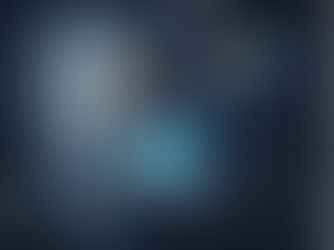 אישה יושבת על הספה עם כרטיסי אשראי חסומים ביד עם הבעל מאחור