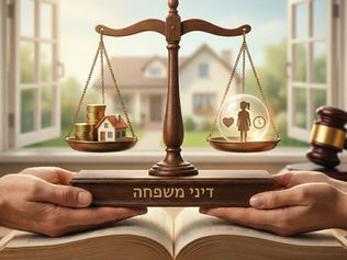 מאזניים בצד אחד כסף בצד שני דמות של ילדה