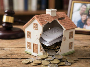 אילוסטרציה של בית שבור עם כסף וכתב תביעה, תביעת נזיקין בגירושין, עו"ד אברהם צור - עורך דין מומלץ לדיני משפחה וירושה בחיפה והצפון