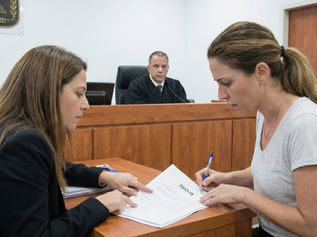 נשים בבית המשפט ממלאות בקשה לצו הגנה