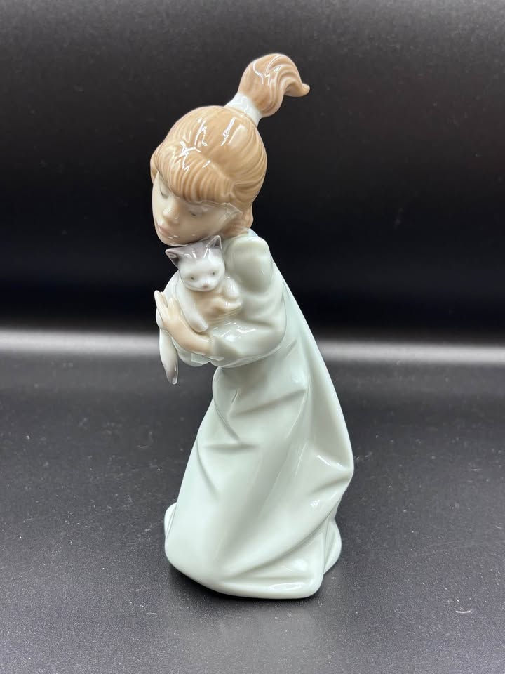 Thumbnail: Lladro 5712 Sleepy Kitten Porcelain Figurine