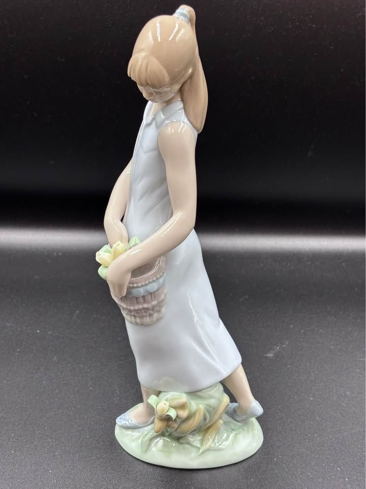 Thumbnail: Lladro 7712 Tulip Garden Figurine