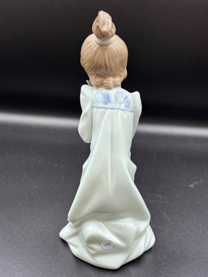 Thumbnail: Lladro 5712 Sleepy Kitten Porcelain Figurine