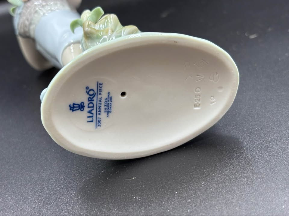 Thumbnail: Lladro 7712 Tulip Garden Figurine