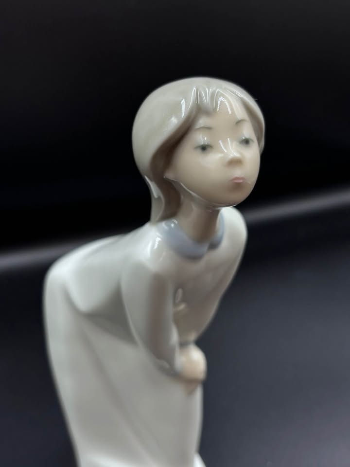 Lladró Porcelain Figurine 4873 Kissing Girl