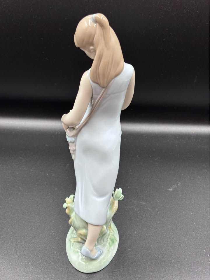 Thumbnail: Lladro 7712 Tulip Garden Figurine