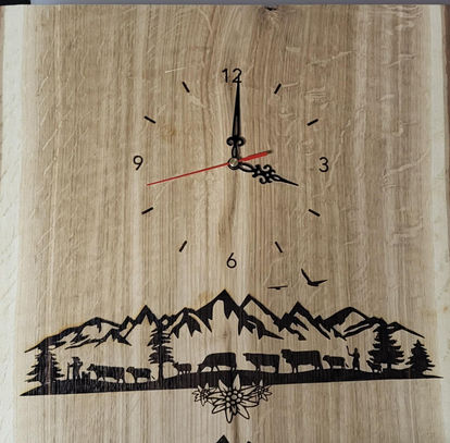 kleine Holzuhr mit Alpabzug