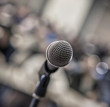 au-premier-plan-un-micro-dirig--vers-nou