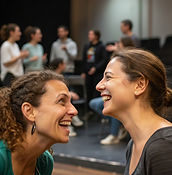 Cette formation propose un parcours complet pour développer ses compétences en jeu et acquérir des outils concrets d’acting, en s’appuyant notamment sur des techniques anglo-saxonnes reconnues comme la méthode Meisner. 