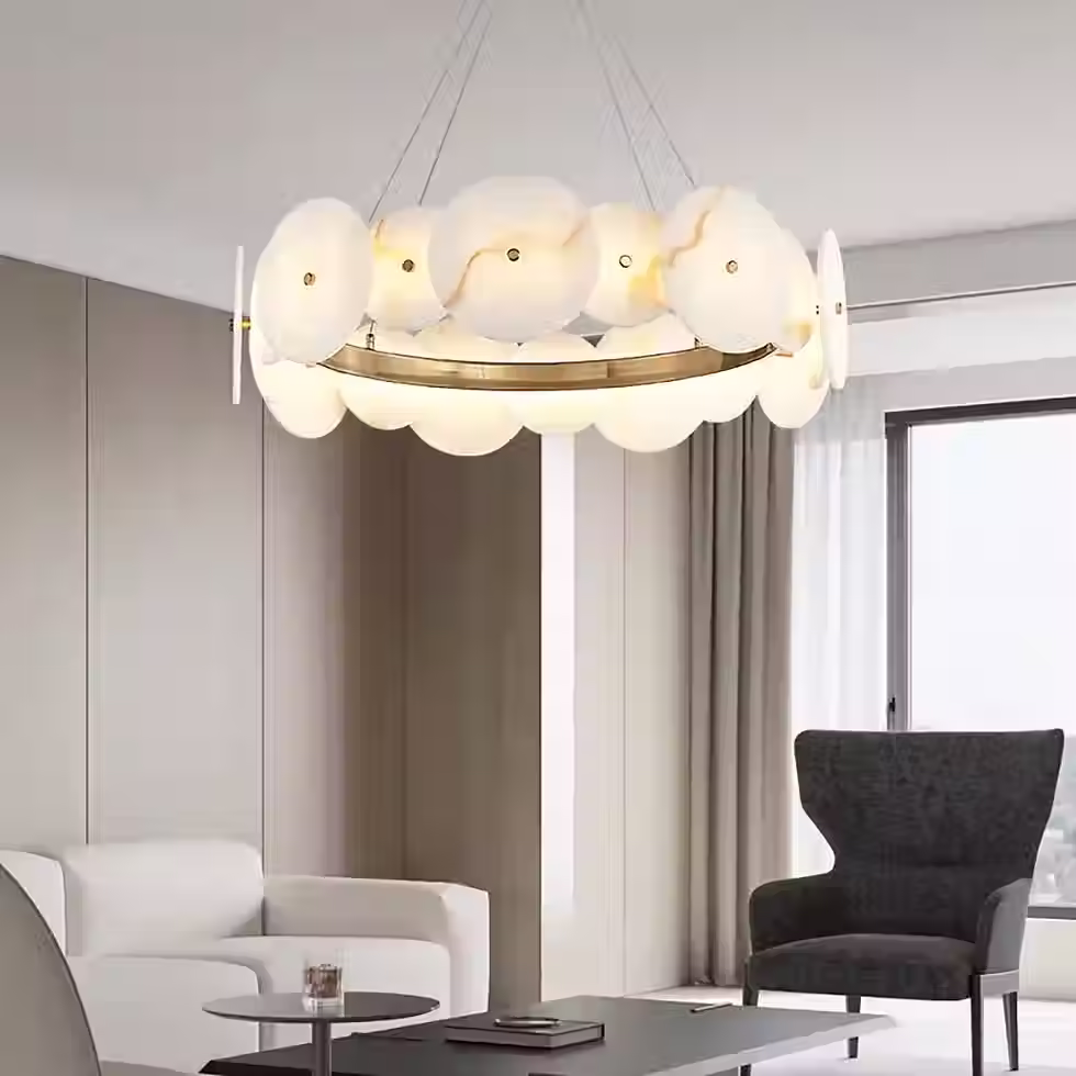 Miniaturbild: Alabaster Disc Halo Chandelier – Overlapping Scale Brass Ring Light
