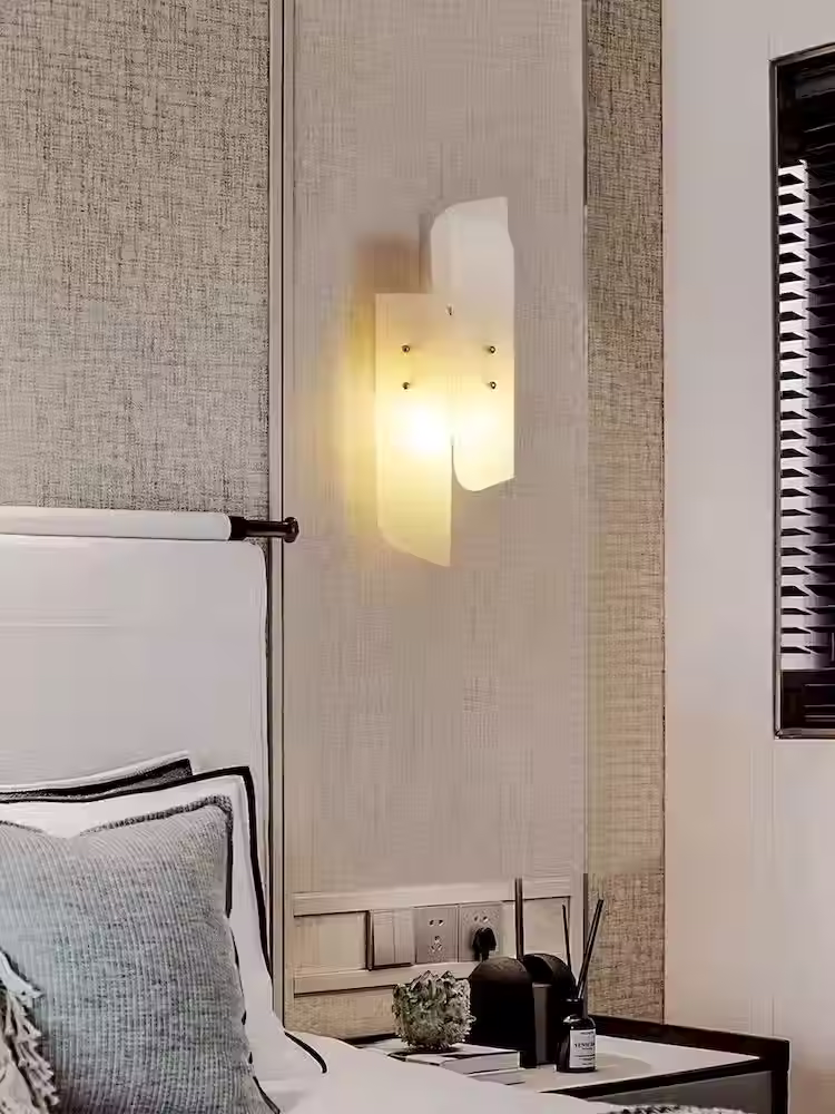 الصورة المصغرة: Voluta Alabaster Scroll Wall Sconce – E27 Brass-Stud Curved Panels