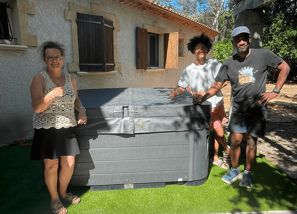 les clients ravis posant devant leur nouveau spa a jets relaxant 