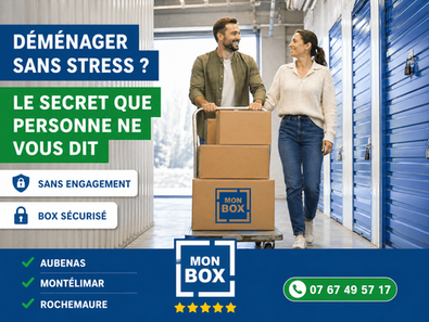 Couple souriant avec cartons sur diable dans un couloir de box de stockage Mon Box, location de box pour déménagement à Aubenas, Montélimar et Rochemaure