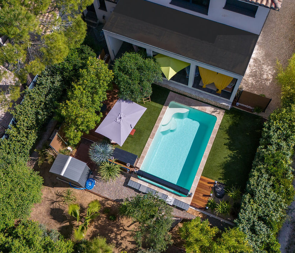 Vue aérienne de la piscine coque Eta beige intégrée au jardin